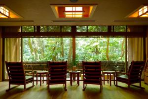 伊势市Ikyu的客房设有桌椅和大窗户。