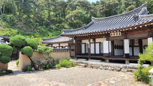 BonghwaTohyang Traditional House的花园中一座亚洲风格的建筑