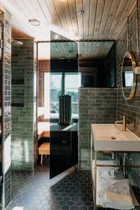 坦佩雷Lillan Hotel & Kök的一间带水槽和镜子的浴室