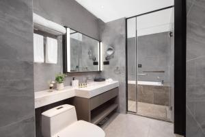 大兴北京盛捷大兴服务公寓的浴室配有卫生间、盥洗盆和淋浴。