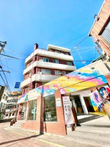 大邱Empathy Guesthouse的城市街道上的商店,有楼房