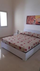 韦列Savina's House 2的卧室里的一张床位,墙上挂着狮子照片