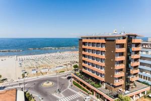 里米尼Hotel Palazzo Caveja的享有酒店和海滩的景致。
