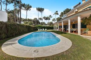 Family Friendly Villa Aroeira Golf内部或周边的泳池