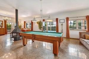 AroeiraFamily Friendly Villa Aroeira Golf的客厅配有台球桌