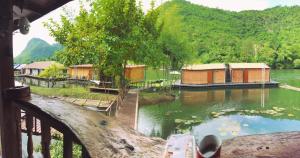 Ban Tha Thong Mon班库若普度假酒店的一组建筑的水域景观