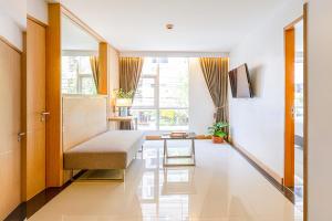 曼谷FX HOTEL NANA的带沙发和窗户的客厅