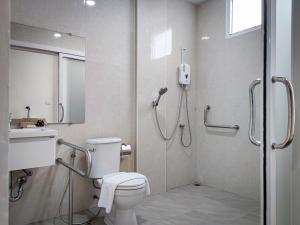 尖竹汶Lueangchan Orchid Hotel的带淋浴、卫生间和盥洗盆的浴室