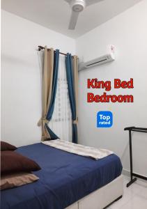 甲抛峇底AZ Homestay Bertam Perdana With Free Wifi的一间卧室配有一张特大号床和蓝色毯子