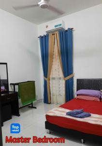 甲抛峇底AZ Homestay Bertam Perdana With Free Wifi的一间卧室配有蓝色窗帘的床