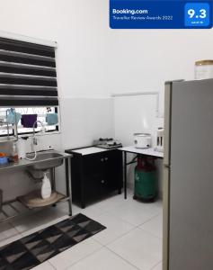 甲抛峇底AZ Homestay Bertam Perdana With Free Wifi的厨房配有水槽和冰箱