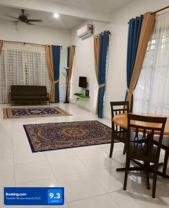 甲抛峇底AZ Homestay Bertam Perdana With Free Wifi的客厅配有桌椅和沙发