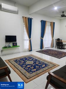 甲抛峇底AZ Homestay Bertam Perdana With Free Wifi的一间客厅,地板上设有2个地毯