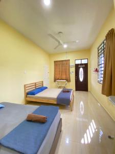 瓜拉丁加奴TWIN ROOMSTAY的一间卧室设有两张床和窗户。