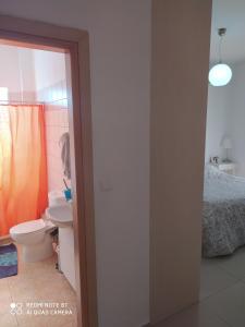 干尼亚Pazinos Casa Maya的一间带卫生间和床的浴室