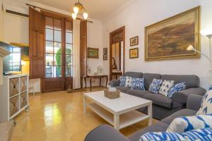 波连萨港Villa Casa Beltran的客厅配有沙发和桌子