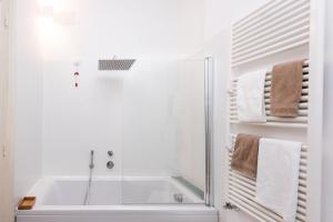 卡利亚里B&B Angioy 18的带淋浴和浴缸的白色浴室