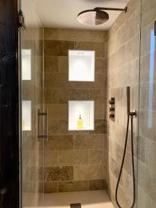 托农莱班The Loft, by So & Dam’s的带淋浴的浴室和玻璃门