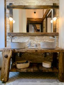 托农莱班The Loft, by So & Dam’s的木桌上两个水槽和镜子