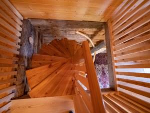 勒什Chalet Sejalec的小木屋内木制客房的内部景致
