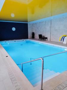 马恩河畔维列多米蒂斯蓝葡萄公寓的设有一个大型游泳池,