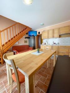 兹雷切Apartma Idila的厨房以及带木桌的用餐室。