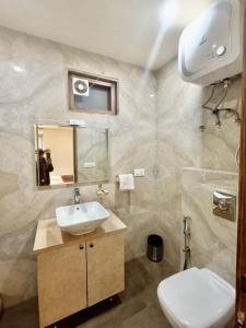 新德里Hotel Tripple Tree - Karol Bagh的浴室配有白色卫生间和盥洗盆。