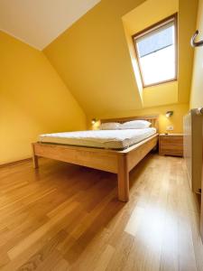 兹雷切Apartma Idila的黄色间内一间卧室,配有一张床