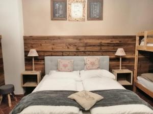 廖卢纳托Casa Benassi Rooms, Apartament & Suite con Piscina panoramica e Wellness的一间卧室配有带白色床单和粉红色枕头的床。