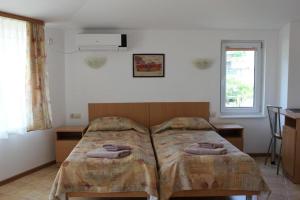 索佐波尔拉迪克酒店的一间卧室配有一张带两个枕头的床