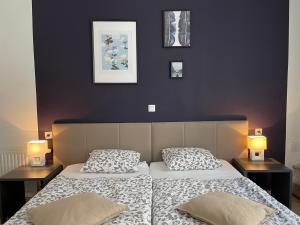 维也纳奥特丹旅馆的一间卧室设有两张床和两张台灯。