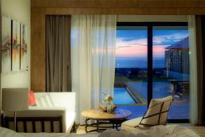 七岩华欣珊瑚树别墅的一间享有酒店客房景致的客厅