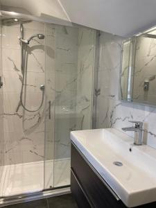 安布尔塞德克劳豪乡村宾馆的一间带玻璃淋浴和水槽的浴室
