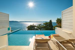 TUI BLUE Adriatic Beach - All Inclusive - Adults Only内部或周边的泳池
