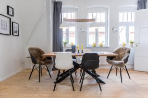 弗伦斯堡fewo1846 - flensBURG - komfortable Maisonettewohnung für 6 Personen mit Dachbalkon im 4 OG的一间带桌椅的用餐室