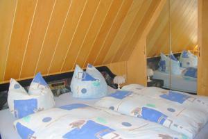 SchlettauHoliday home in Saxony with private terrace的一间卧室配有一张带蓝色和白色枕头的床