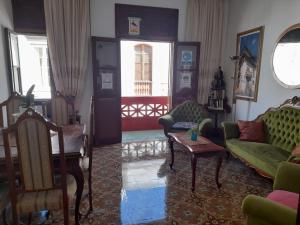 大加那利岛拉斯帕尔马斯Stardust House Vegueta的客厅配有绿色沙发和桌子