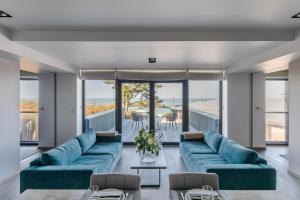 圣马洛Résidence Premium Le Bénétin- Saint Malo的客厅配有蓝色的沙发和桌子