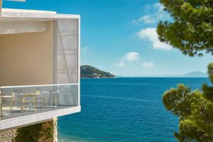 伊格拉恩TUI BLUE Makarska - Adults Only的阳台享有海景。
