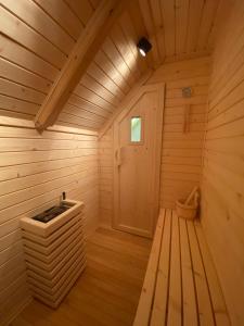 VitanjeBrunarica Rogla的一间客房内的木制桑拿房,配有浴缸