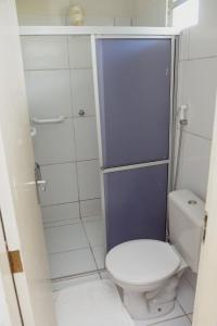 雅克南Pousada Do Inglês的一间带卫生间和淋浴的小浴室
