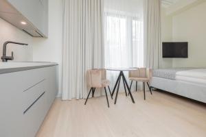 塔尔图Valli Residence的卧室配有一张床和一张桌子及椅子