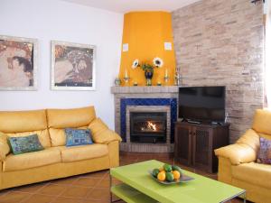 弗里希利亚纳Holiday Home Tres Palmeras - FRG131 by Interhome的客厅设有两张沙发和一个壁炉