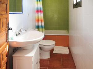 弗里希利亚纳Holiday Home La Era - FRG130 by Interhome的浴室配有盥洗盆、卫生间和浴缸。