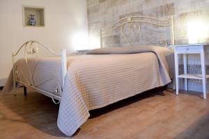 RoccavivaraLocazione Turistica Arcobaleno "Family Loft"的一张床上的毯子,放在房间里