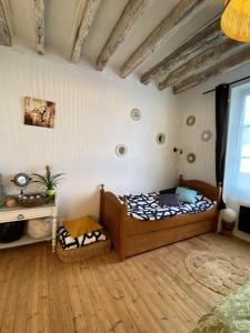 谢尔河畔努瓦耶Les petites Mirabelles的一间卧室,卧室内配有一张木床