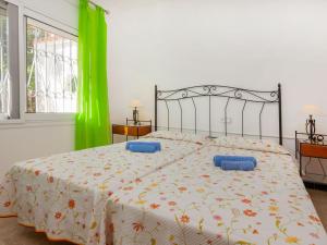 迈阿密普拉特亚Holiday Home Torre Mar by Interhome的一间卧室配有一张大床和蓝色枕头