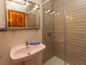 迈阿密普拉特亚Holiday Home Montalt I by Interhome的一间带水槽和淋浴的浴室