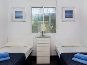 莫莱拉Apartment Brisa al Mar by Interhome的带2扇窗户的客房内的2张床