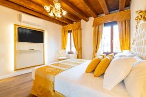 威尼斯Laguna D'oro Luxury Apartments的一间卧室设有一张大床和一台平面电视。